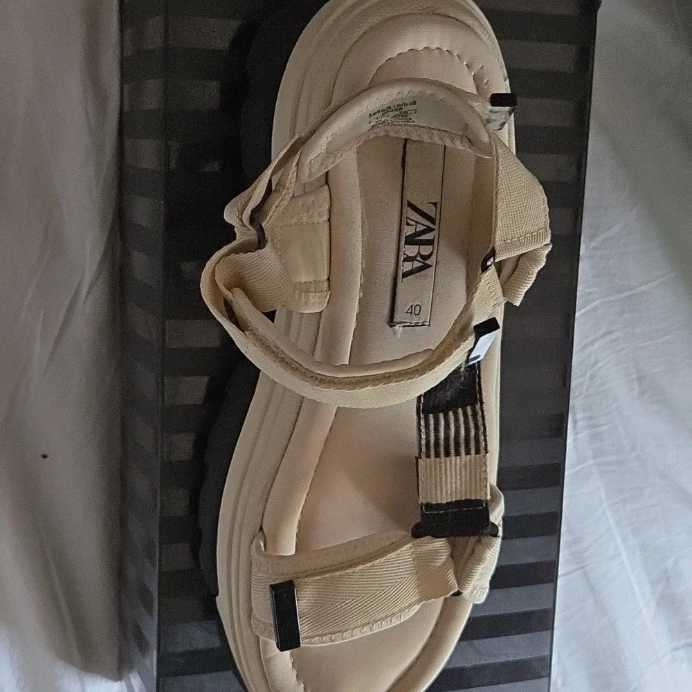 Zara Cream and Black Platform Sandals - Picture 5 of 5